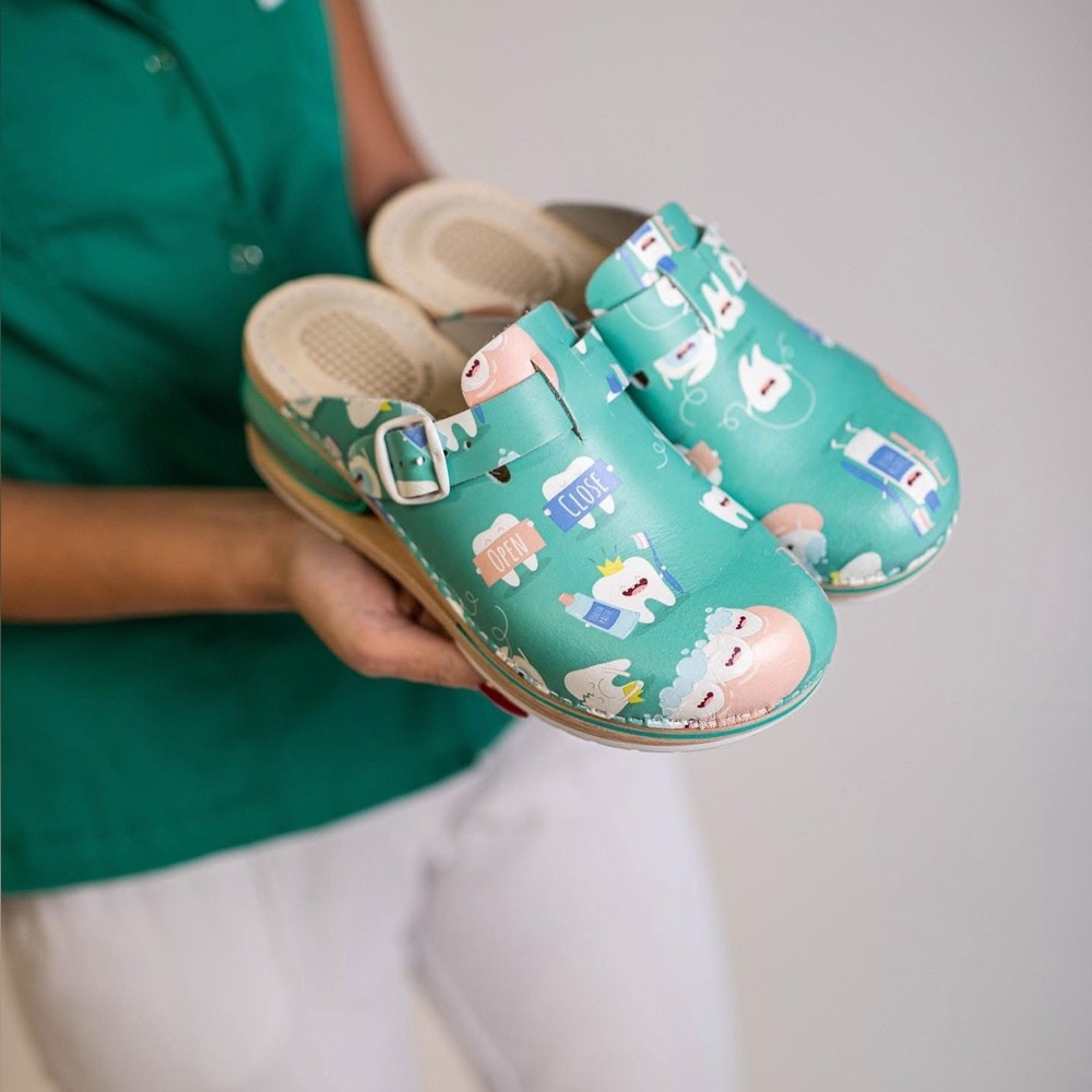 Bianco Molina Anti fatigue Gel Novelty Clogs Dentist Hygienist Ms Frizzle 39